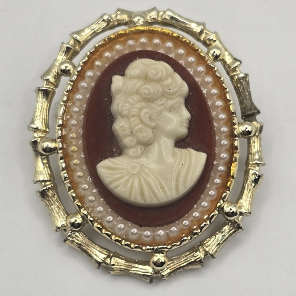 Vintage Jewelry Victorian Golden Gold Tone Cameo Lady Pin Brooch - Picture 2 of 3